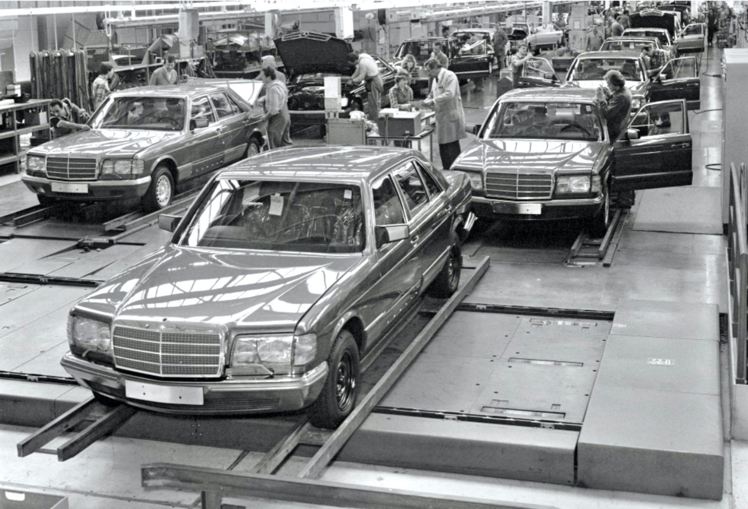 Mercedes 126 assembly line in early 1980s | CLASSIC CARS TODAY ONLINE